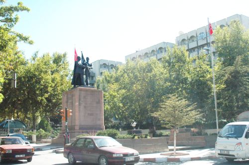 Atatürk Anıtı Taşınıyor..