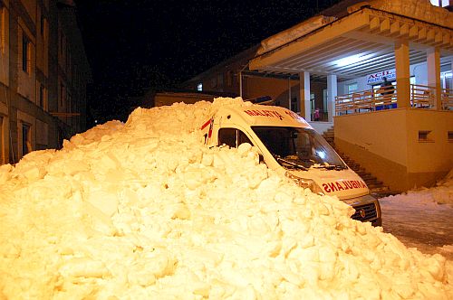 Ambulans Kar Altında Kaldı