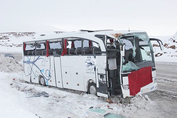 Otobüs Kaza Yaptı... 1 Ölü 15 Yaralı