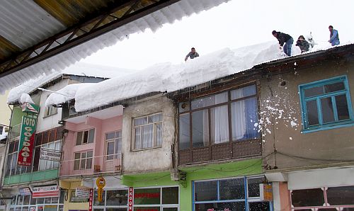 Şimdi de Çatıdaki Kar Tehlikesi