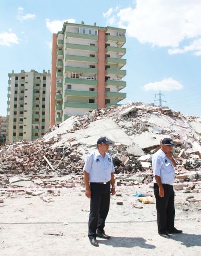 Ankara'da Apartman Çöktü