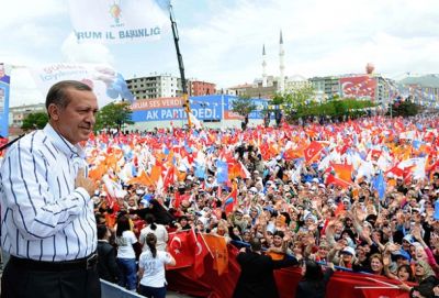 AKP Sahaya İniyor