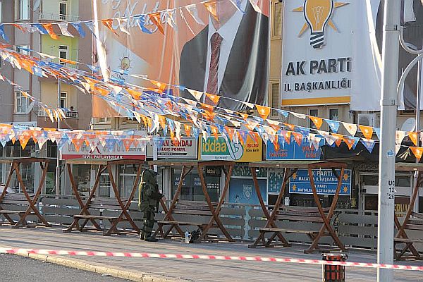 AKP Önünde Şüpheli Poşet
