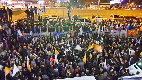 AKP Zaferini Kutluyor