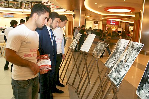 Azeri Öğrencilerden Katliam Sergisi