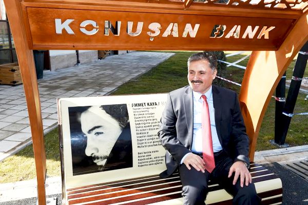 Banka Oturdu Ahmet Kaya Dinledi