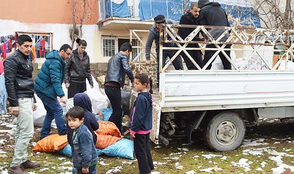 AKP'li Gençlerden Suriyelilere Yardım
