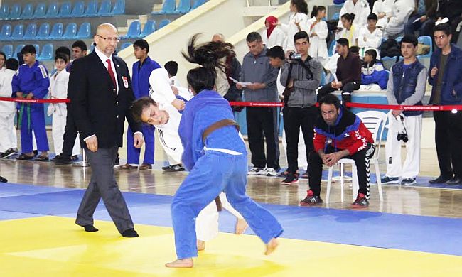 Judo Yıldızlar Grup Maçları Yapılıyor