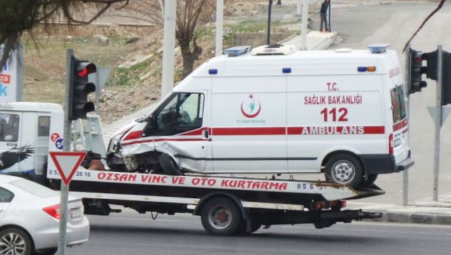 Ambulans Kaza Yaptı, 3 Yaralı