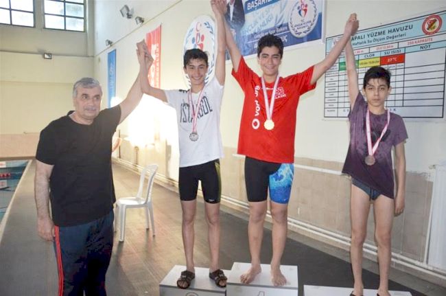 Yüzücüler Gençlik Kupası İçin Mücadele Etti