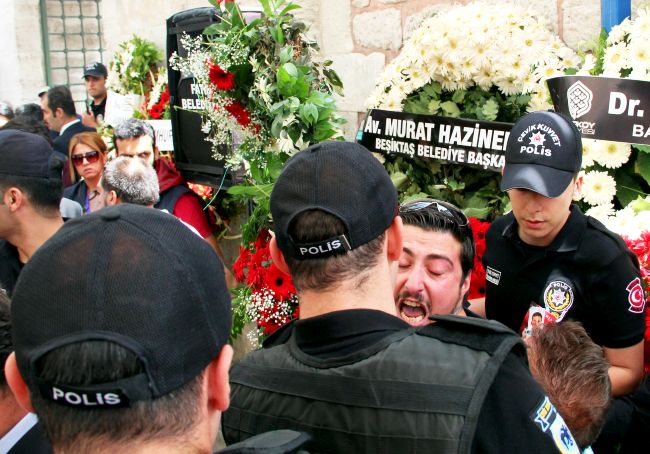 CHP Liderine Şehit Cenazesinde Saldırı Girişimi