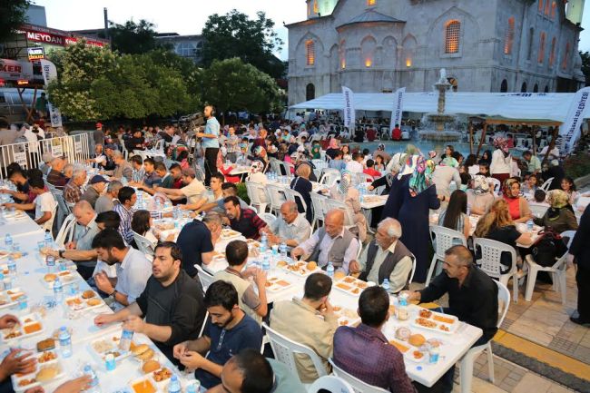 Yeni Cami Önünde Ramazan Programı