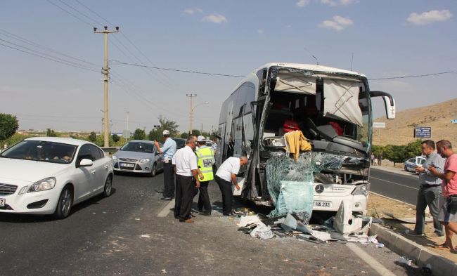 Otobüs TIR'a Çarptı, 3 Kişi Yaralı