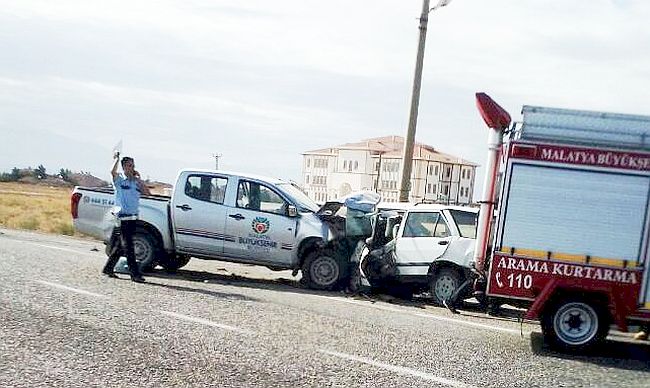 Büyükşehir'in Aracı Otomobille Çarpıştı:1 Ölü