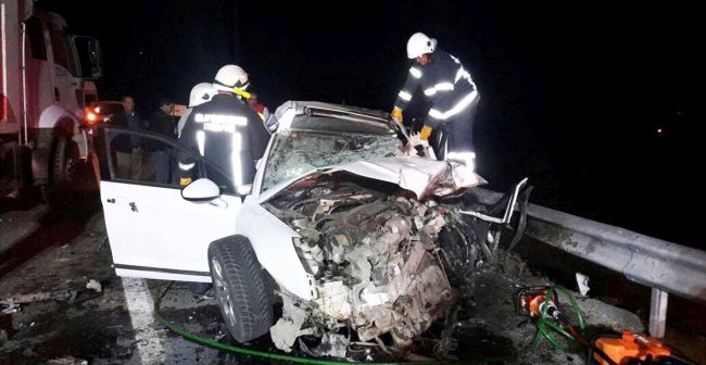 Otomobil Kamyona Çarptı, Sürücü Öldü