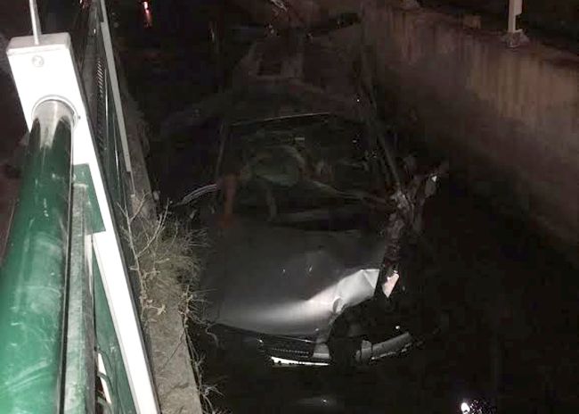 Otomobil Derme Kanalına Uçtu, 3 Yaralı
