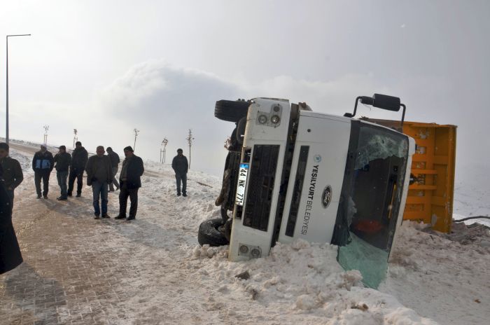 Çöp Kamyonu Devrildi... 3 Yaralı