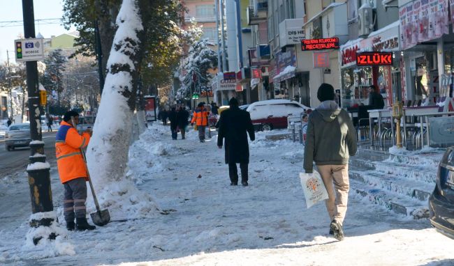 Karlı Buzlu Yollarda Yürürken Dikkat