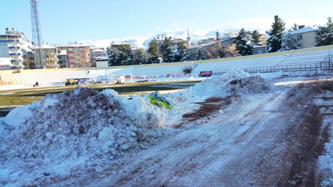 İnönü Stadı'nda Kar Temizliği Yapıldı