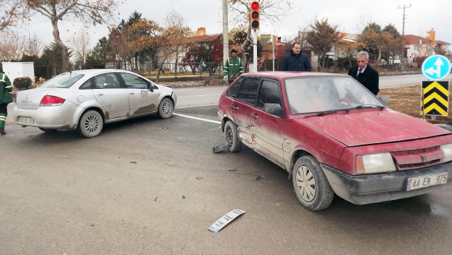 Mezarlık Kavşağındaki Kazada 2 Yaralı