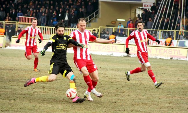 Kötü Saha İyi Kaleciler ve Skor: 0-0