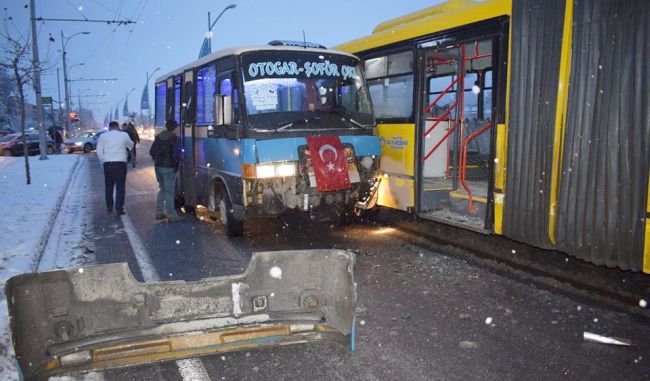 Buzdan Kaydı Otobüse Çarptı