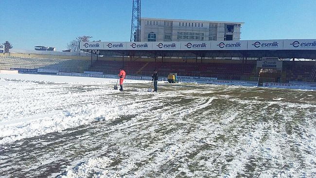 İnönü Stadı'nda Kar Temizliği Yapıldı