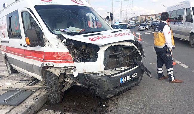 Ambulans Ciple Çarpıştı, 8 Kişi Yaralandı