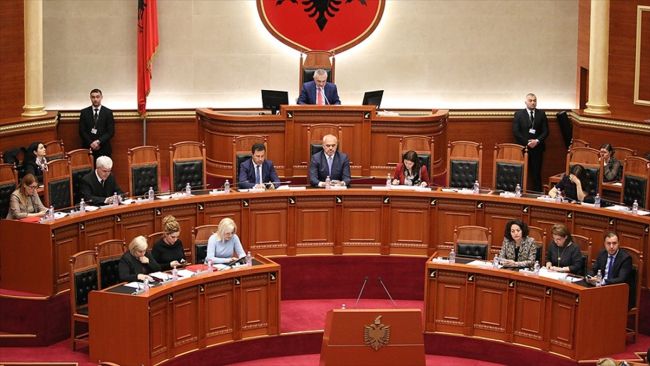Arnavutluk'ta 'Adaysız' Seçim!