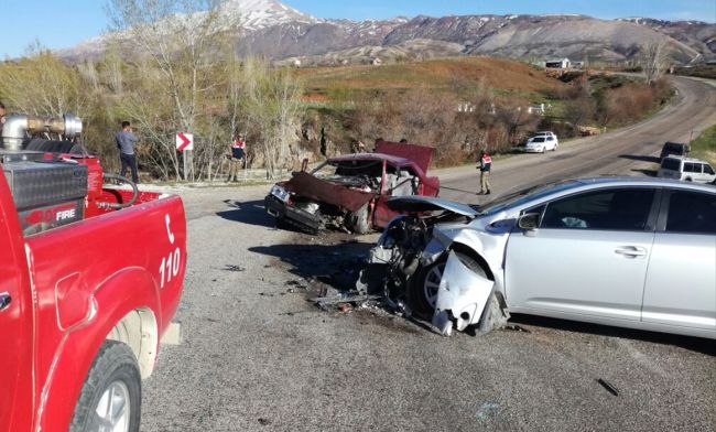 İki Otomobil Çarpıştı, 4 Kişi Yaralandı