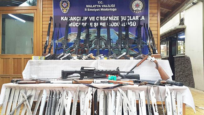 Polis Baskınında 60 Silah Ele Geçti, 27 Şüpheli Gözaltında