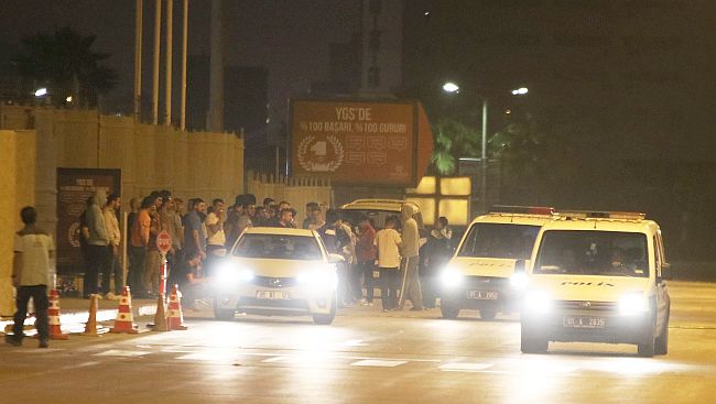 Adana'da EYMS'nin Oteli Önünde Gergin Gece