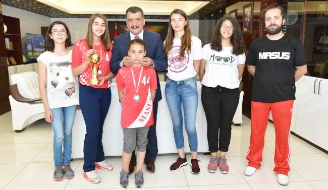 Sutopu Oyuncularından Gürkan'a Ziyaret