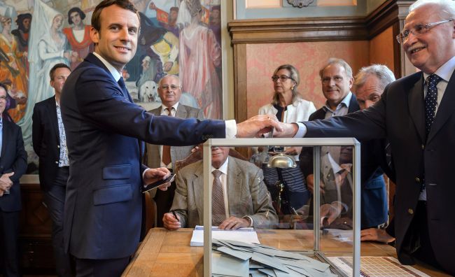 Fransa'da Macron'un Partisi Önde