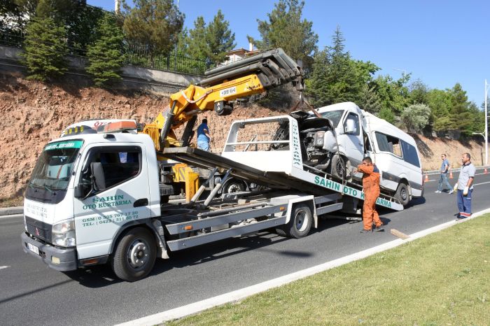 Minibüs, Trambüs Direğine Çarptı: 19 Yaralı