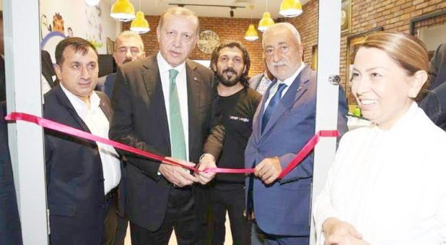 Uyanık Berber Dükkanını Erdoğan'a Açtırdı