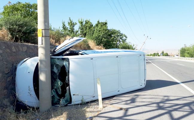 Minibüs Kaza Yaptı, 3 Yaralı Var