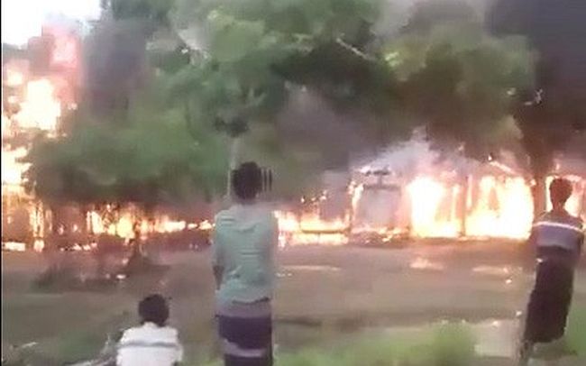 Myanmar'da Yüzlerce Ev Ateşe Verildi