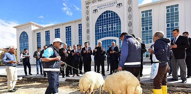 Yeni Bina İçin Kurban Kestiler