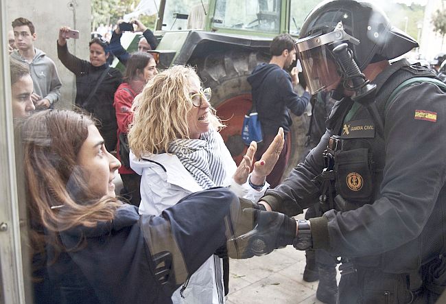 Barselona'da Polis Müdahalesi:761 Yaralı