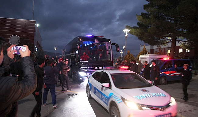 Beşiktaş Kafilesine Havalimanında Karşılama