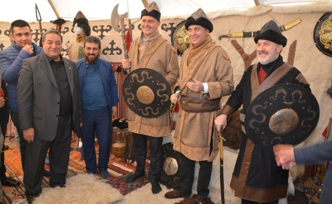 Battal Gazi Otağında Kılıç Kuşandı