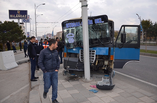 Minibüs Direğe Çarptı, 4 Yaralı