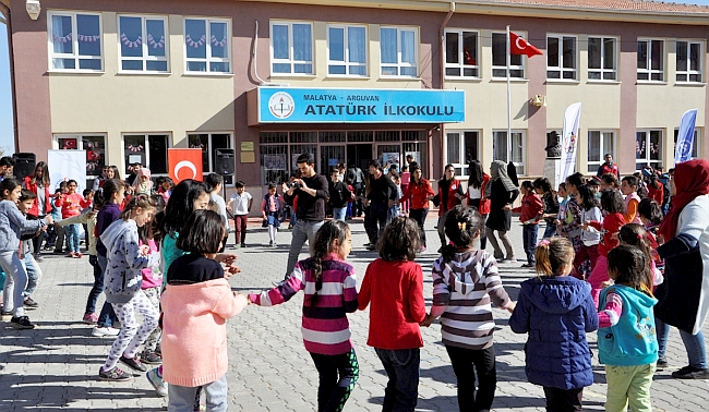 Çocuklar 'Mobil Gençlik Merkezi' İle Eğlendi