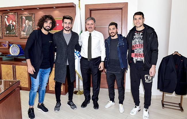 Futbolculardan Çakır'a Bayrak Teşekkürü