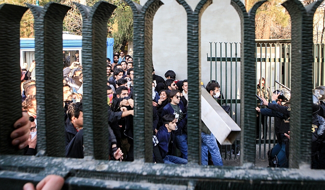 İran'da Protestolar Sürüyor