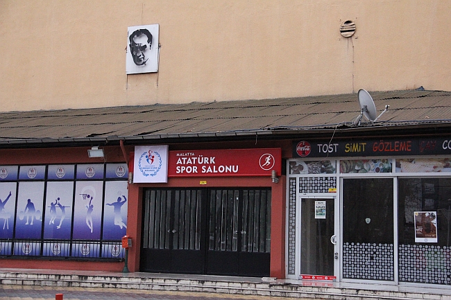CHP'den 'Kanalboyu Kapalı Spor Salonu' Afişlerine Tepki