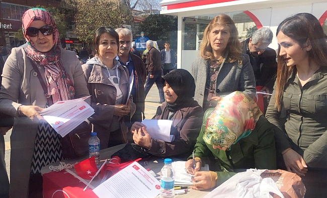 MHP Kadın Kolları Bayrak Dağıttı