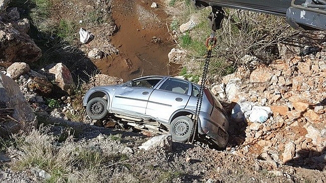 Hemşire Otomobiliyle Uçuruma Yuvarlandı