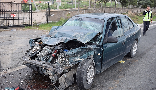 Otomobil Öğrenci Servisine Çarptı, 1 Ölü 10 Yaralı